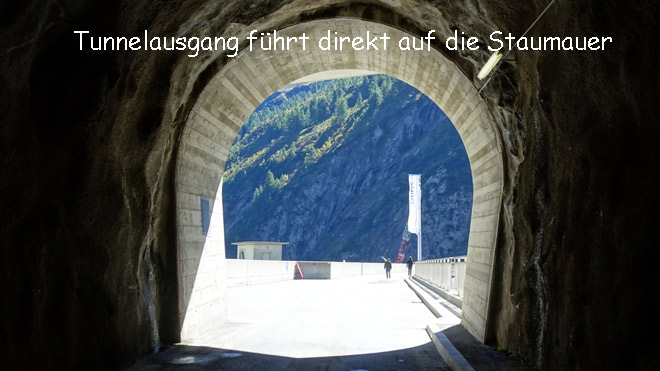 Tunnelausgang führt direkt auf die Staumauer