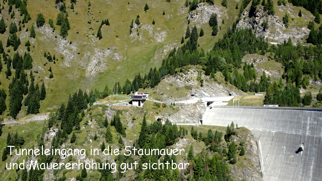 Tunneleingang in die Staumauer und Mauererhöhung gut sichtbar
