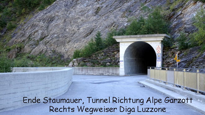 Ende Staumauer, Tunneleingang Richtung Alpe Garzott, rechts Wegweiser Diga Luzzone