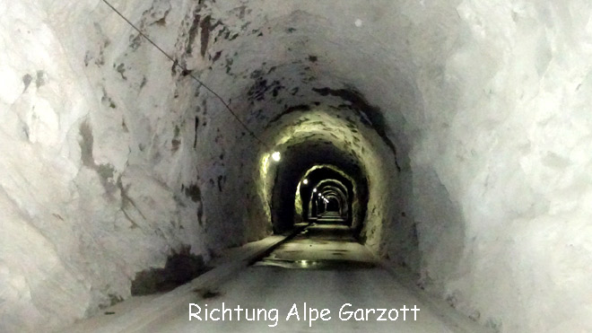 Im Tunnel Richtung Alpe Garzott