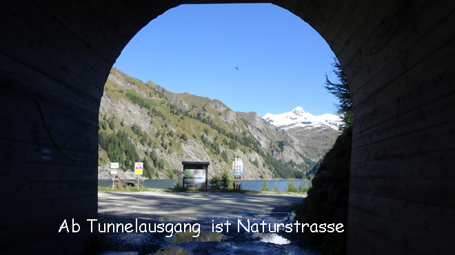 Ab Tunnelausgang ist Naturstrasse