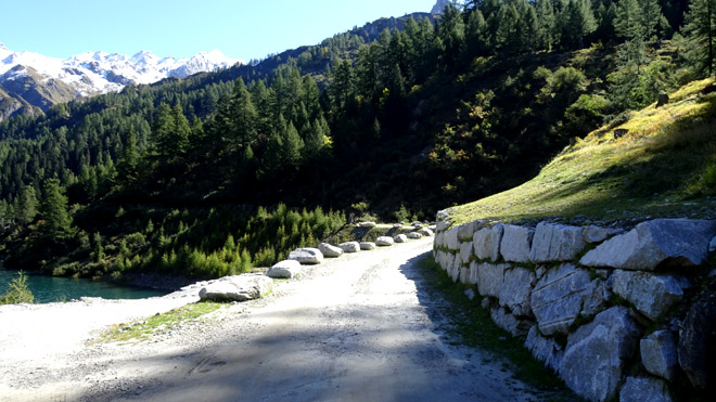 Auf der Naturstrasse Richtung Alpe Garzott