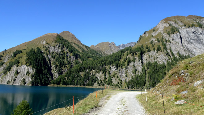 Auf der Naturstrasse Richtung Alpe Garzott