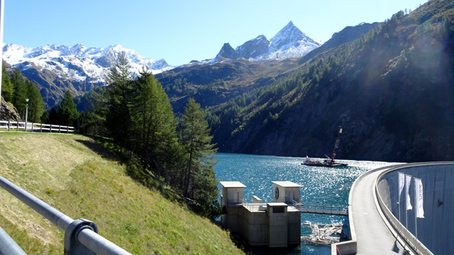 Bkick auf die Staumauer und Bergwelt