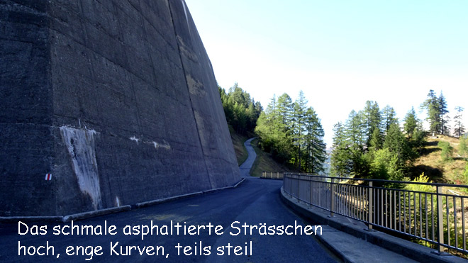 Das schmale asphaltierte Strässchen hooch, teils steil und enge Kurven