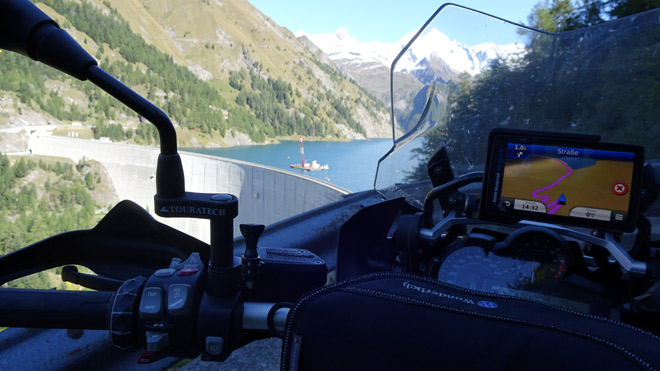 Blick hinunter ins Tal und zur Staumauer