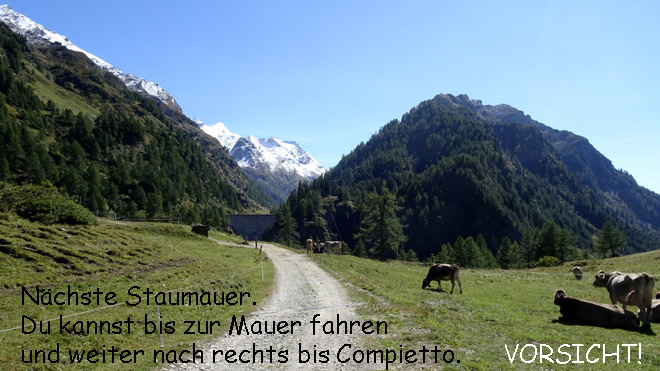 Natur-Schotterstrasse. Dz'u kannst bis zur Staumauer, sogar weiter nach rechts bis Compietto fahren. VORSICHT!