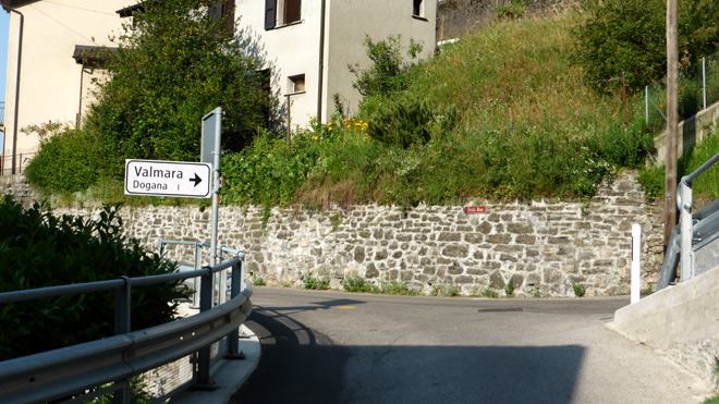 Rechts das steile Strässchen hoch Richtung Grenze
