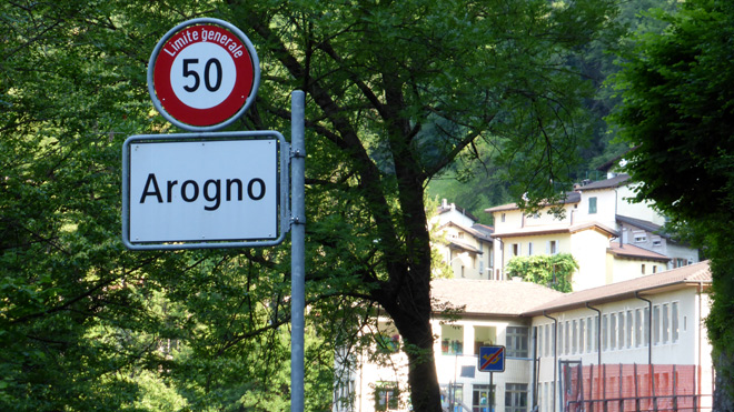 Arogo, 606 m.ü.M. grenzt an Italien