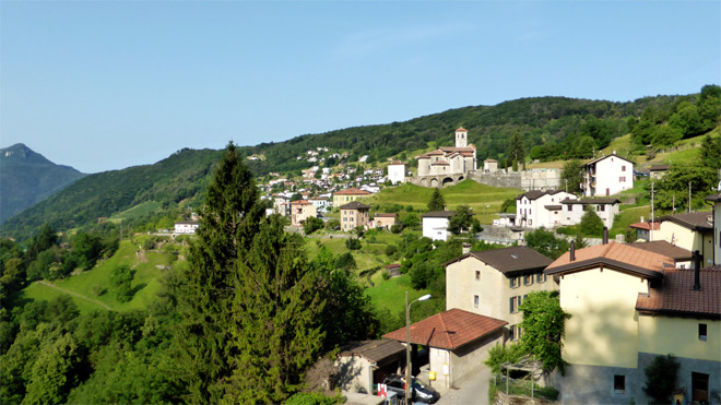 Blick zurück auf Arogno mit seiner mächtigen Kirche