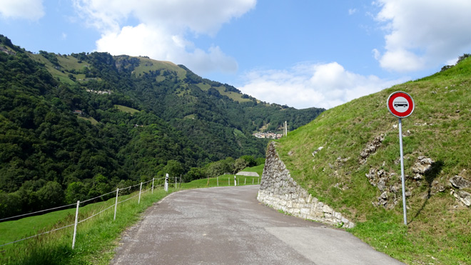 Nach Muggio, Blick Richtung Scudellate und Roncapiano, hinten rechts