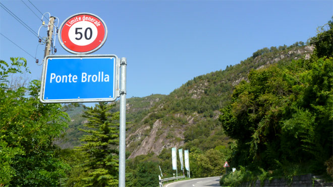 Ponte Brolla Start und Ziel einer Fahrt ins Valle Maggia (TI)