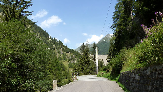 Staumauer Sambucco in Sicht, erbaut 1956