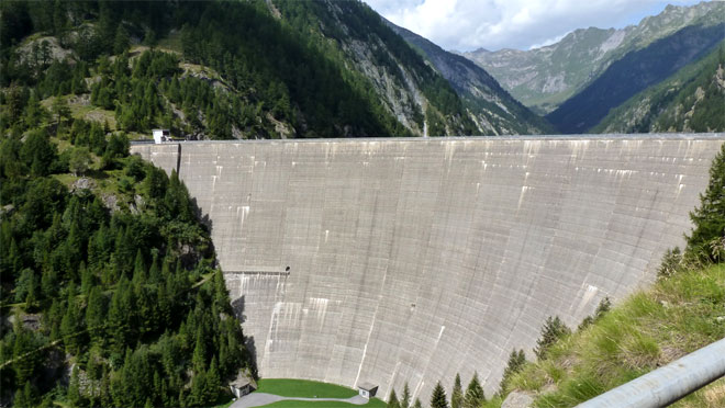 Ein Riesending diese Staumauer Sambucco, 130 m hoch