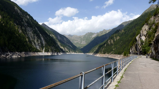 Fahrt dem Stausee entlang, Fassungsvermögen 63 Mio Kubikmeter