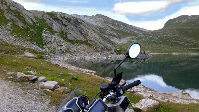 Mit meiner R oben am Stausee