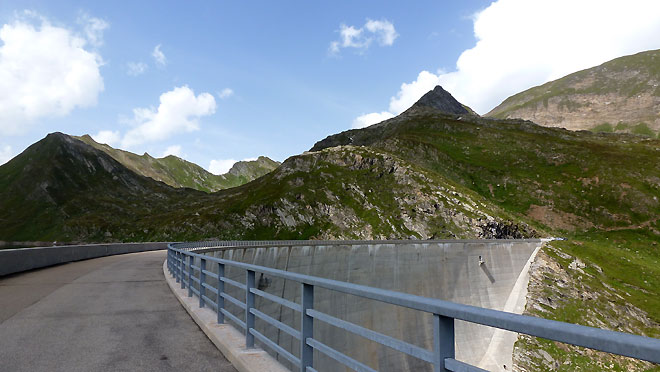 Auf der zweiten Staumauer des Lago del Naret