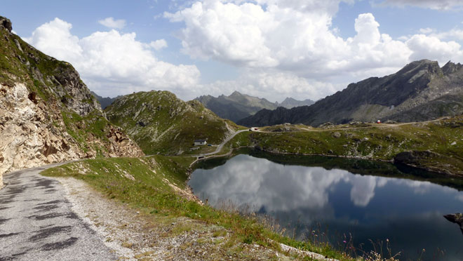 Talfahrt hinunter zum Stausee Sambucco