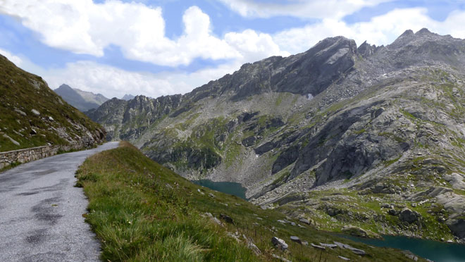 Talfahrt hinunter zum Stausee Sambucco