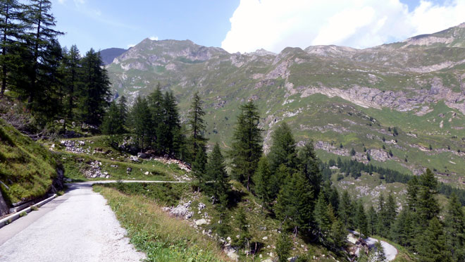 Talfahrt hinunter zum Stausee Sambucco