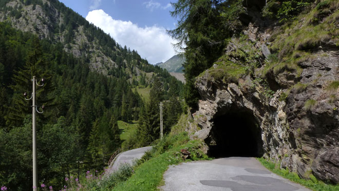 Richtung Fusio, oben ist die Staumauer Sambucco noch in Sicht
