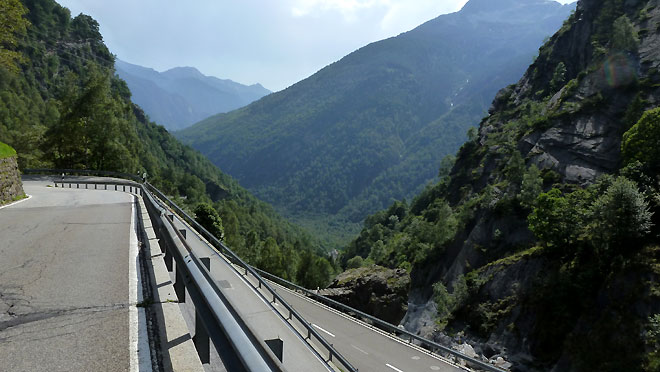 Talfahrt über mehrere Stufen hinunter nach Cevio
