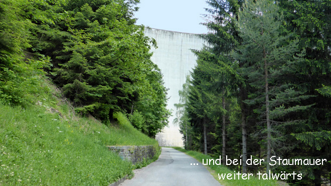 ... und neben der Staumauer weiter talwärts