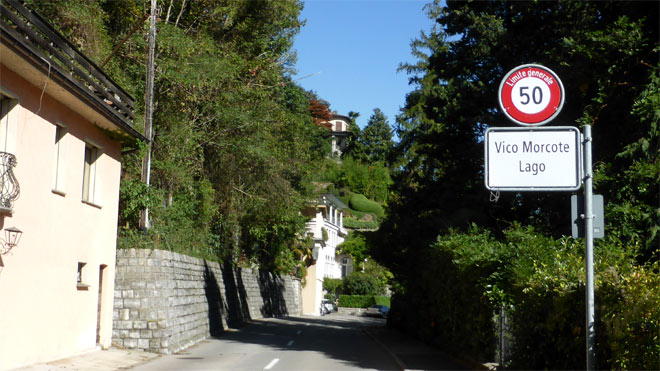 Vico Morcote, hier nach links abbiegen, rauf auf den Carona