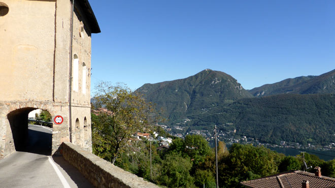 Strassendurchgang in Carona