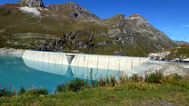 Staumauer des Lac de Moiry vom See aus gesehen