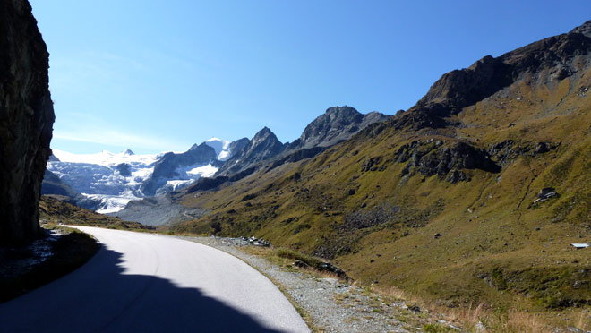 Am Ende des Stausees geht die Strasse noch ein Stück weiter