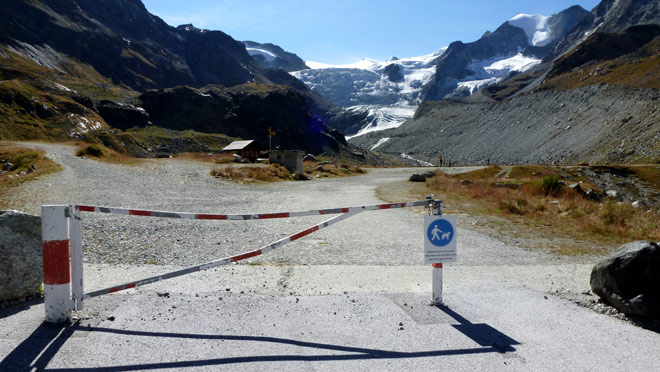 Ende der Stasse, weiter nur noch zu Fuss