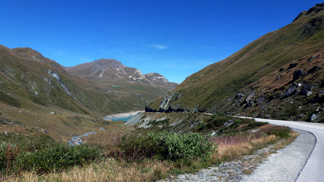 Retourfahrt dem Stausee entlang