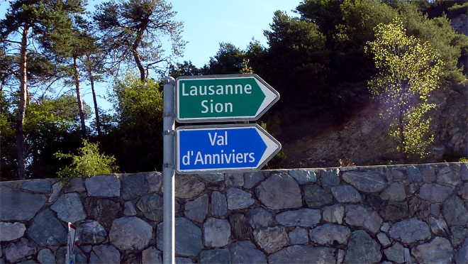 Wegweiser bei Sierre, Richtung Val d'Anniviers