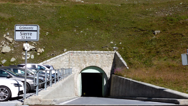 Bei der Staumauer durch den Tunell...