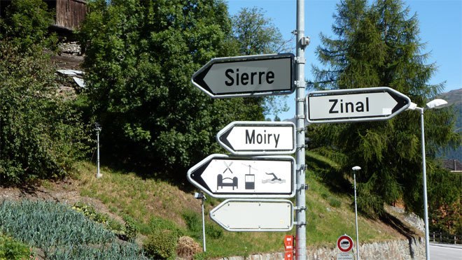 Hier in Grimentz dem Wegweiser nach Zinal folgen