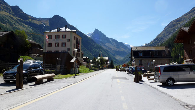 Durchs Dorf Zinal hindurch bis ans Ende der Strasse